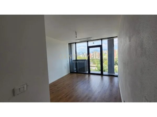 Tirane, jepet me qera ambjent biznesi , 100 m² 1.200 € (liqenimithate)