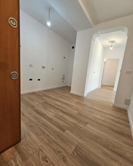 Tirane, shes apartament 1+1 , 61 m² 136.000 € (rruga petro nini)