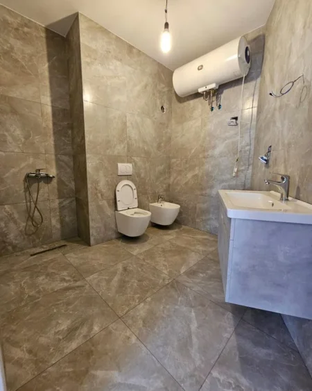 Tirane, shes apartament 1+1 , 61 m² 136.000 € (rruga petro nini)