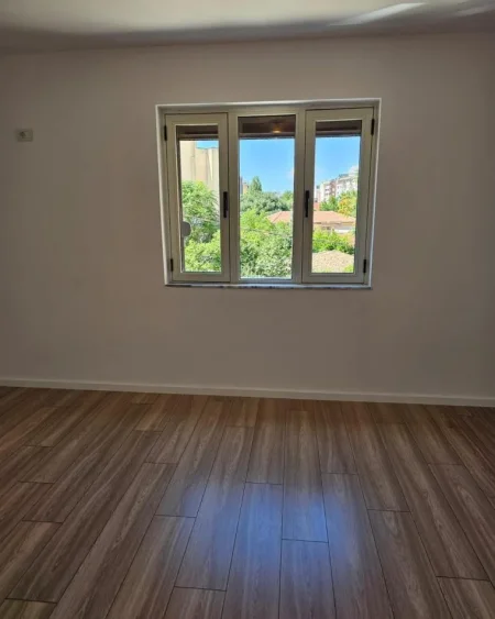 Tirane, shes apartament 1+1 Kati 3, 55 m² 110.000 € (rruga petro nini)