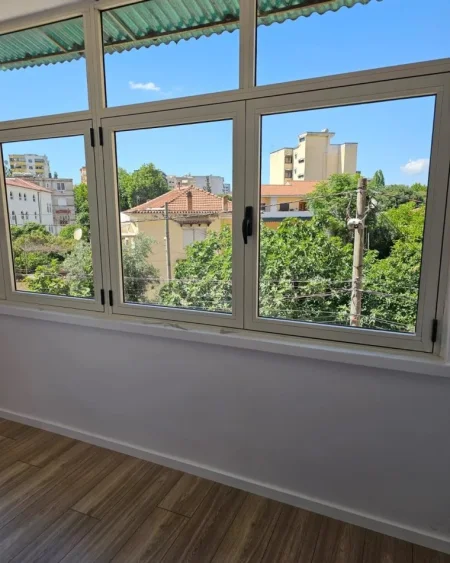 Tirane, shes apartament 1+1 Kati 3, 55 m² 110.000 € (rruga petro nini)
