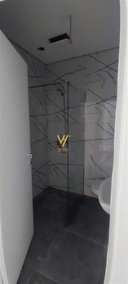 Tirane, jepet me qera zyre Kati 1, 102 m² 1.300 € (LIQENI ARTIFICIAL)