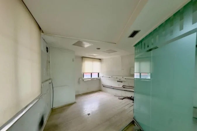 Tirane, jepet me qera ambjent biznesi Kati 1, 200 m² 2.500 € (bulevardi zogu i pare , stacioni i trenit , brraka)