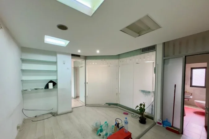 Tirane, jepet me qera ambjent biznesi Kati 1, 200 m² 2.500 € (bulevardi zogu i pare , stacioni i trenit , brraka)