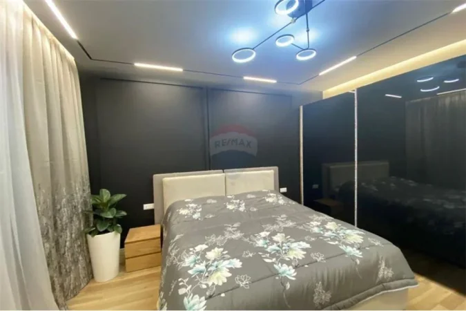 Tirane, jepet me qera apartament 1+1+Aneks+Ballkon , 75 m² 800 € (Rruga Kavajes)