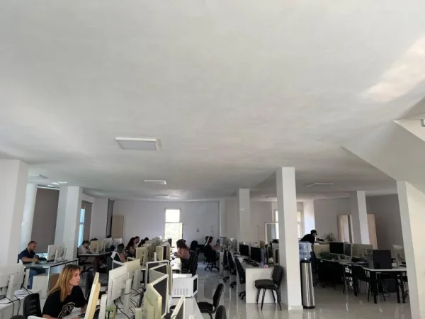 Tirane, jepet me qera zyre Kati 3, 350 m² 2.000 € (Tirane Rruga Gjergj Legisi, godine 5 kateshe, pallati • “Zef Luli”, Zona Kadastrale 8310, Laprake, Tiranë 1001)