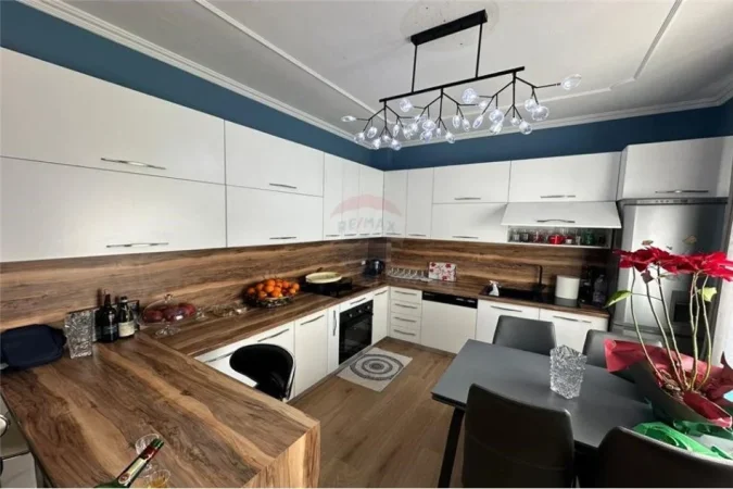 Tirane, shitet apartament 2+1 Kati 2, 122 m² 210.000 € (APARTAMENT 2+1 PER SHITJE TEK KOPSHTI BOTANIK)