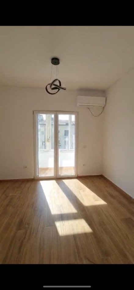 Tirane, jepet me qera apartament 2+1+Ballkon Kati 4, 70 m² 800 € (Qender)