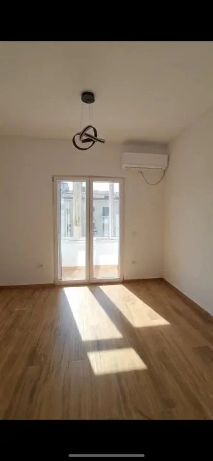Tirane, jepet me qera apartament 2+1+Ballkon Kati 4, 70 m² 800 € (Qender)