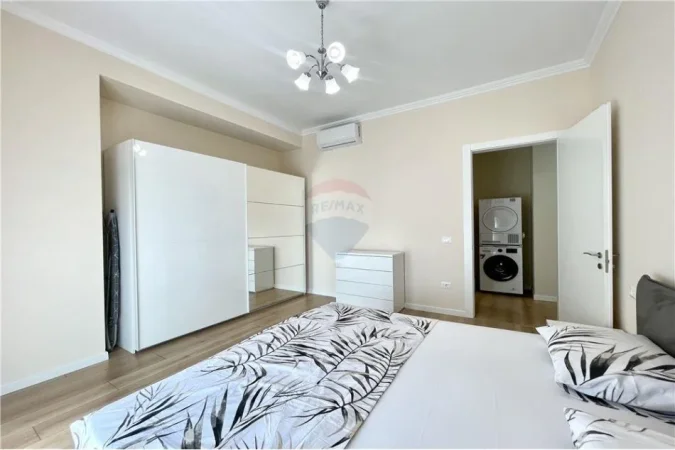 Tirane, jepet me qera 2+1+Ballkon Kati 8, 110 m² 1.200 € (Rruga e Kavajes)