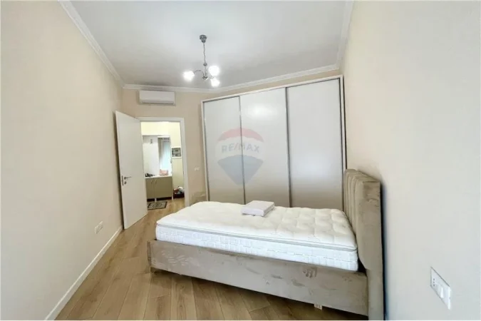 Tirane, jepet me qera 2+1+Ballkon Kati 8, 110 m² 1.200 € (Rruga e Kavajes)