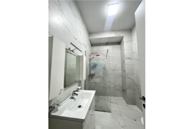 Tirane, jepet me qera 2+1+Ballkon Kati 8, 110 m² 1.200 € (Rruga e Kavajes)