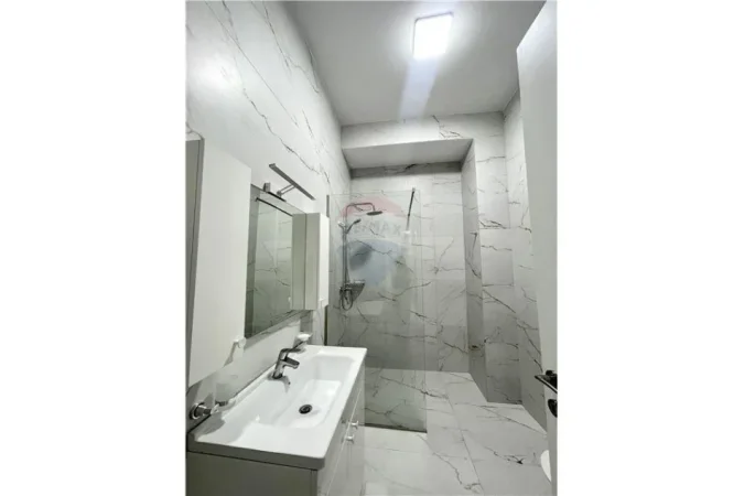 Tirane, jepet me qera 2+1+Ballkon Kati 8, 110 m² 1.200 € (Rruga e Kavajes)