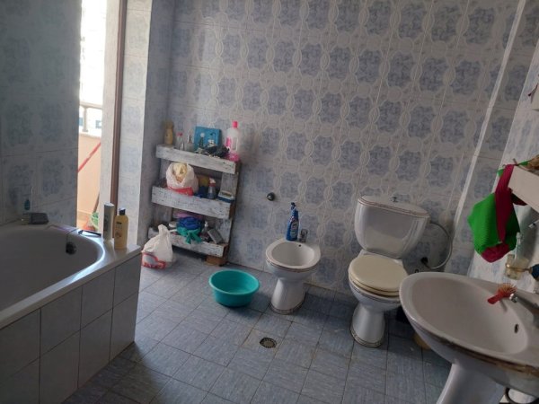 Tirane, jepet me qera apartament 2+1+Ballkon Kati 5, 130 m² 600 € (Xhamlliku)