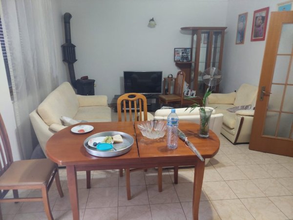 Tirane, jepet me qera apartament 2+1+Ballkon Kati 5, 130 m² 600 € (Xhamlliku)