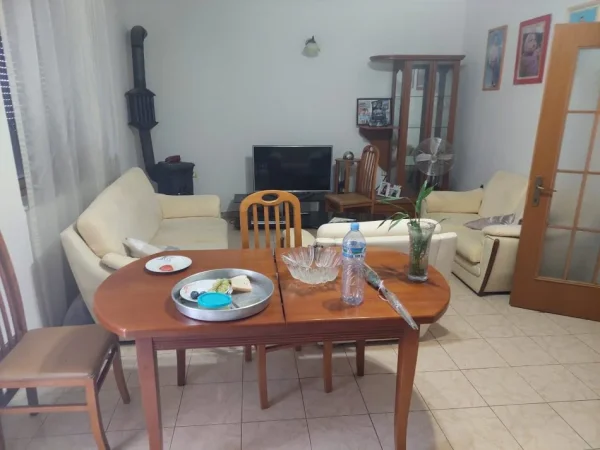 Tirane, jepet me qera apartament 2+1+Ballkon Kati 5, 130 m² 600 € (Xhamlliku)