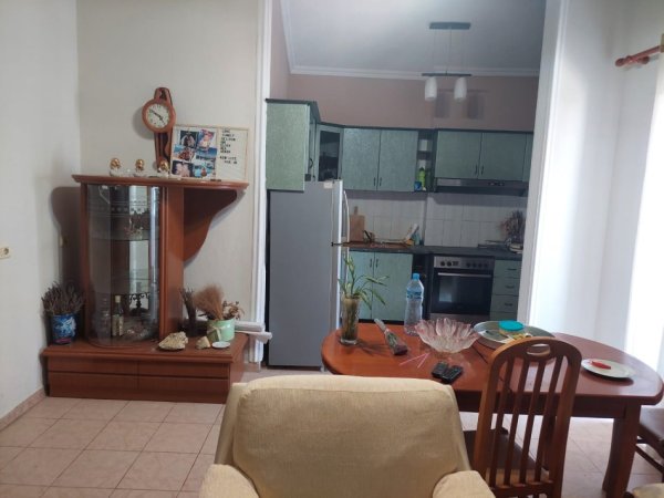 Tirane, jepet me qera apartament 2+1+Ballkon Kati 5, 130 m² 600 € (Xhamlliku)