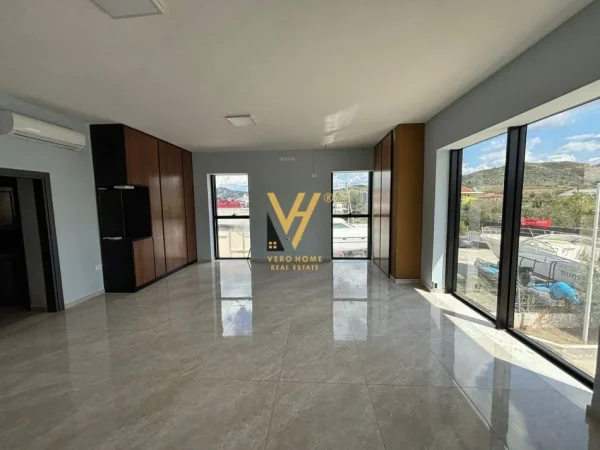 Tirane, jepet me qera magazine Kati 0, 1.620 m² 5.000 € (VORE)