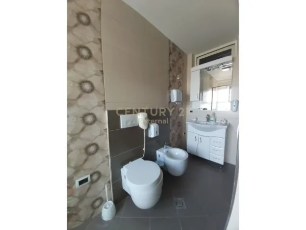 Tirane, jepet me qera ambjent biznesi Kati 5, 124 m² 1.300 € (bllok)