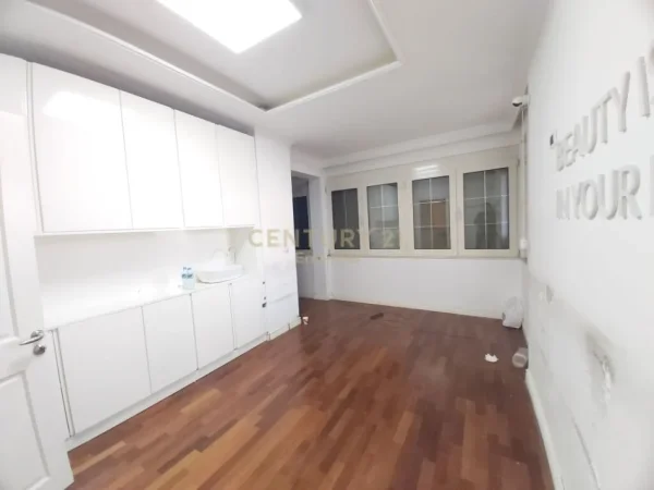 Tirane, jepet me qera ambjent biznesi Kati 5, 124 m² 1.300 € (bllok)