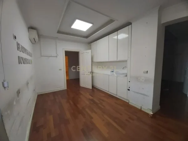 Tirane, jepet me qera ambjent biznesi Kati 5, 124 m² 1.300 € (bllok)