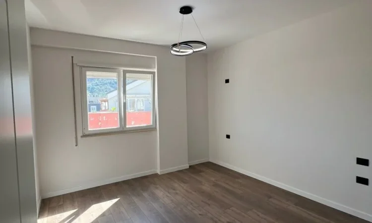 Tirane, shitet apartament 2+1+Aneks+Ballkon Kati 5, 121 m² 230.000 € (liqeni i thate)