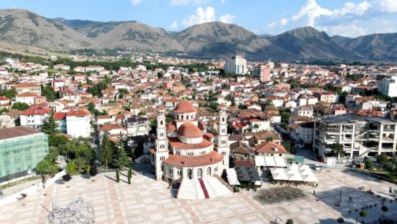 Korce, jepet me qera ambjent biznesi Kati 0, 220 m² 2.500 € (Korce)