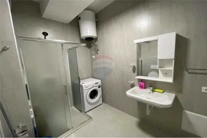 Tirane, jepet me qera apartament 2+1 Kati 4, 90 m² 450 € (Apartamenti ndodhet tek Kompleski Mangalem.)