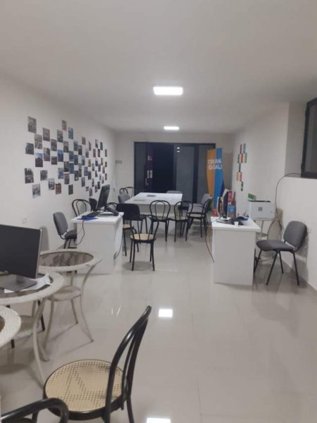 Tirane, jepet me qera ambient biznesi Kati 1, 400 mije Leke (rruga Jeronim De Rada)