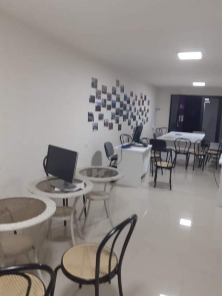 Tirane, jepet me qera ambient biznesi Kati 1, 400 mije Leke (rruga Jeronim De Rada)