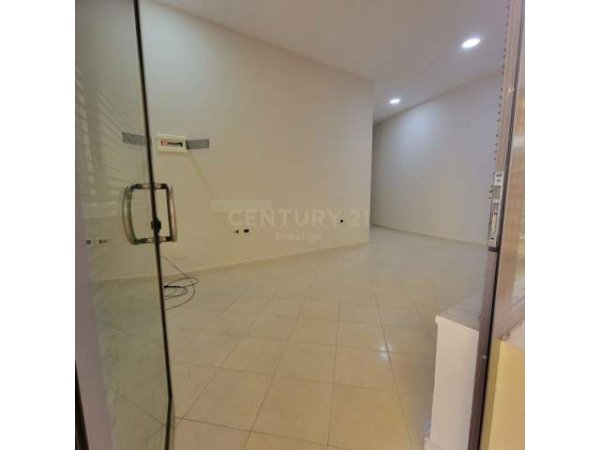 Tirane, jepet me qera zyre Kati 0, 25 m² 300 Euro (9 katshet)