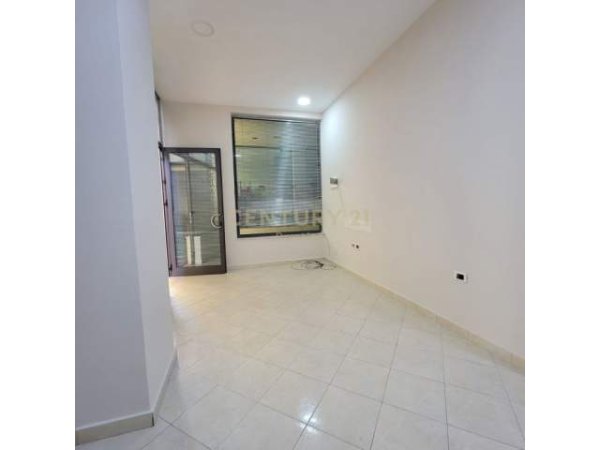 Tirane, jepet me qera zyre Kati 0, 25 m² 300 Euro (9 katshet)