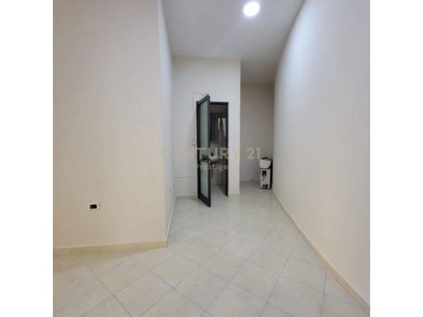Tirane, jepet me qera zyre Kati 0, 25 m² 300 Euro (9 katshet)