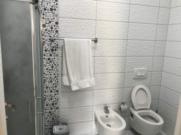 Tirane, jepet me qera apartament 2+1+A+BLK Kati 5, 105 m² 650 Euro (rruga e kosovareve)
