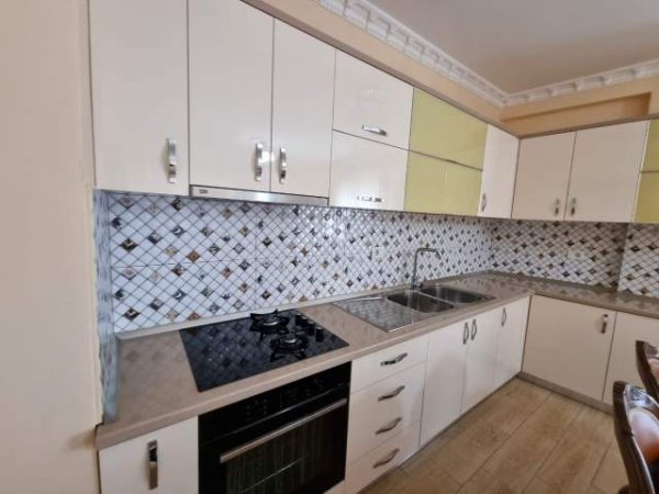 Tirane, jepet me qera apartament 2+1+BLK Kati 2, 93 m² 600 Euro (Rruga Haxhi Kika)
