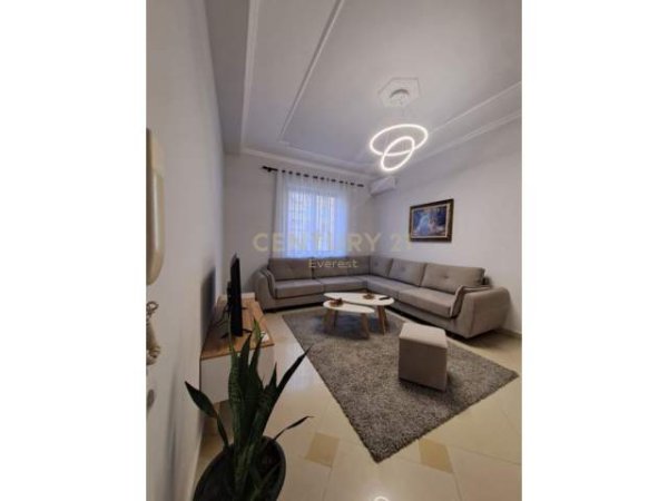 Tirane, jepet me qera apartament 1+1 Kati 3, 80 m² 450 Euro (Shkolla  e Baletit)