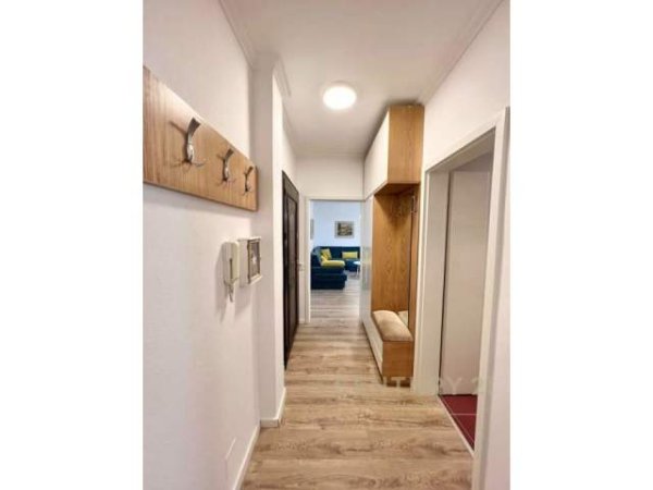 Tirane, jepet me qera apartament 1+1 Kati 8, 60 m² 400 Euro (Porcelan)