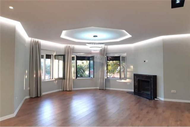 Tirane, jepet me qera apartament 3+1 Kati 1, 162 m² 1.000 Euro (ayteti studenti)