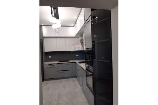 Tirane, jepet me qera apartament 3+1 Kati 1, 162 m² 1.000 Euro (ayteti studenti)