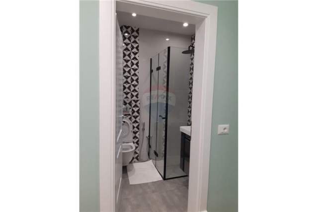 Tirane, jepet me qera apartament 3+1 Kati 1, 162 m² 1.000 Euro (ayteti studenti)