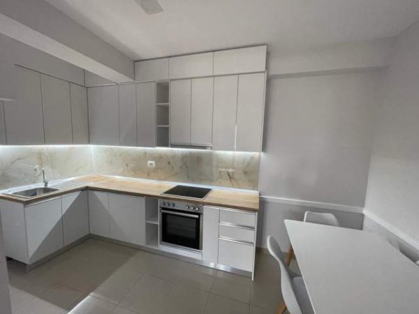 Tirane, jepet me qera apartament 1+1+BLK Kati 1, 60 m² 500 Euro (perballe delijorgjit)