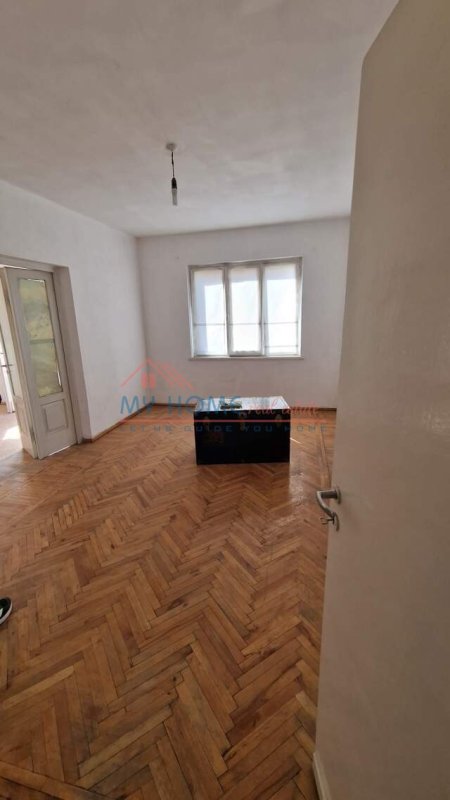 Tirane, jepet me qera zyre Kati 3, 104 m² 900 Euro (Kafe Flora)