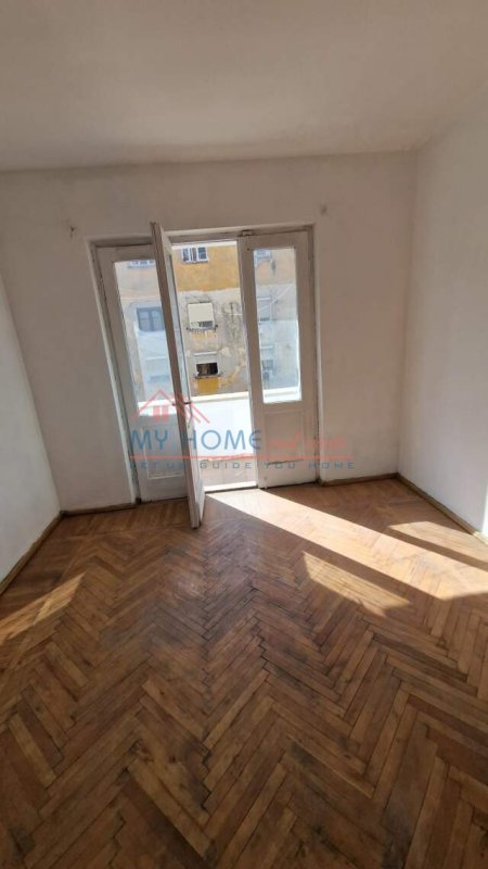 Tirane, jepet me qera zyre Kati 3, 104 m² 900 Euro (Kafe Flora)