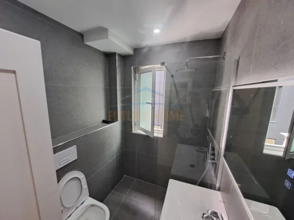 Tirane, jepet me qera apartament 1+1 Kati 4, 50 m² 750 € (Jul Variboba, Prane Piramides)