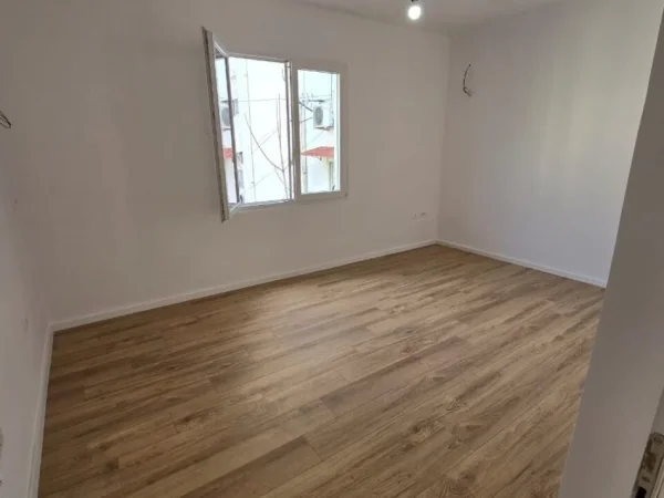 Tirane, shitet apartament 2+1+Ballkon Kati 3, 76 m² 129.000 € (oxhaku)