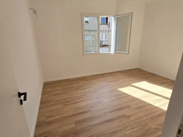 Tirane, shitet apartament 2+1+Ballkon Kati 3, 76 m² 129.000 € (oxhaku)