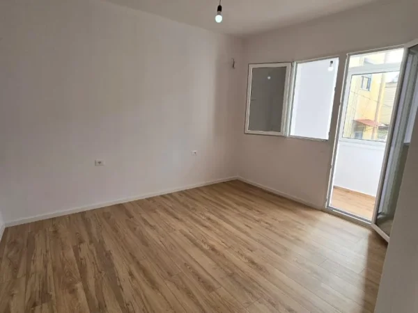 Tirane, shitet apartament 2+1+Ballkon Kati 3, 76 m² 129.000 € (oxhaku)