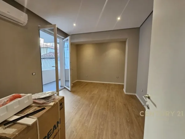 Tirane, jepet me qera ambjent biznesi Kati 2, 93 m² 900 € (qender)