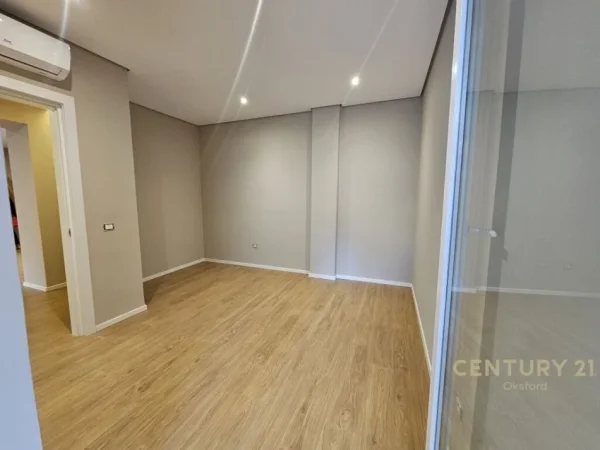 Tirane, jepet me qera ambjent biznesi Kati 2, 93 m² 900 € (qender)