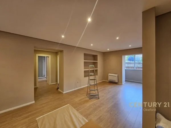 Tirane, jepet me qera ambjent biznesi Kati 2, 93 m² 900 € (qender)